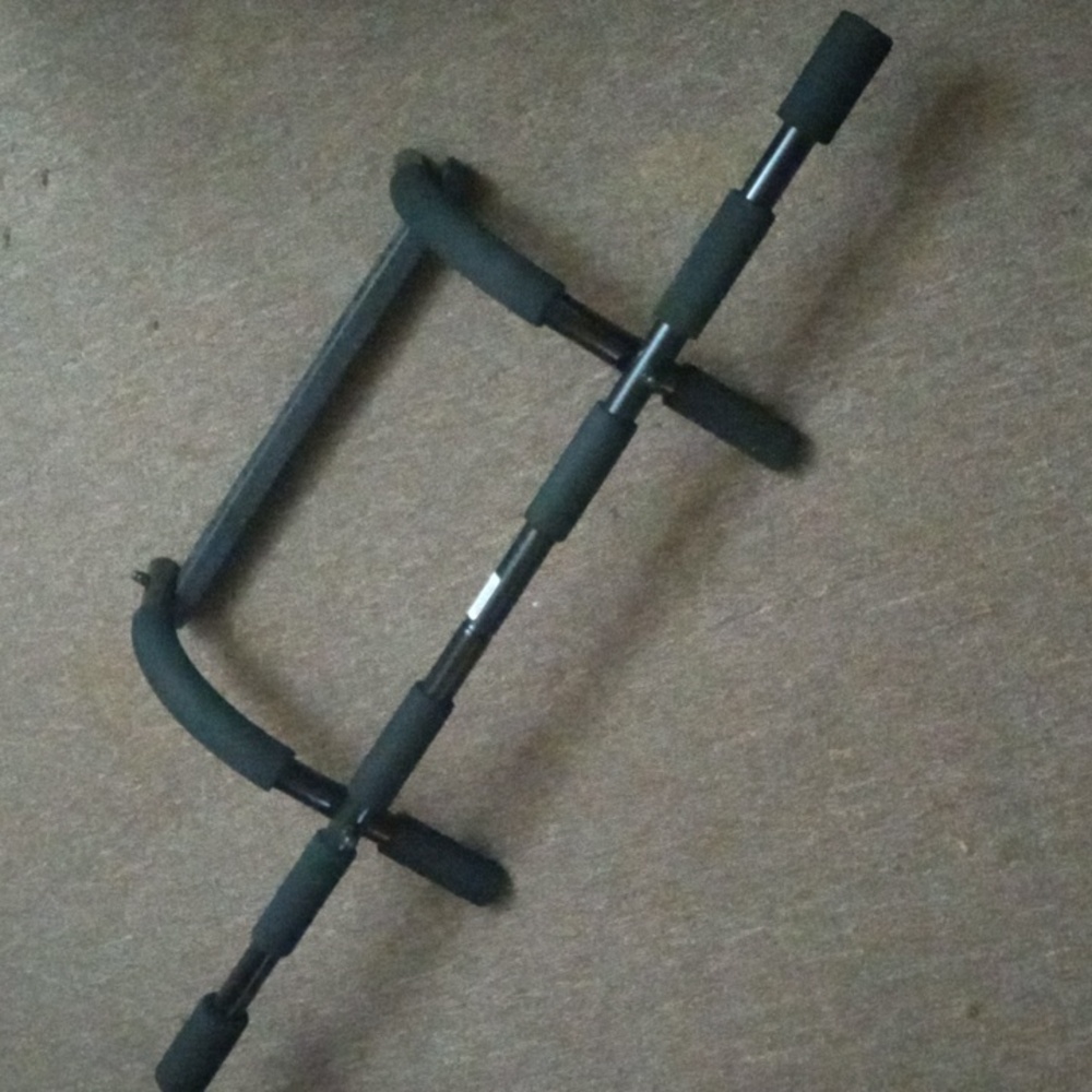 GOLDS GYM EASY MOUNT CHIN-UP BAR *INTENDED FOR ADULT USE ONLY *250 LB LIMIT